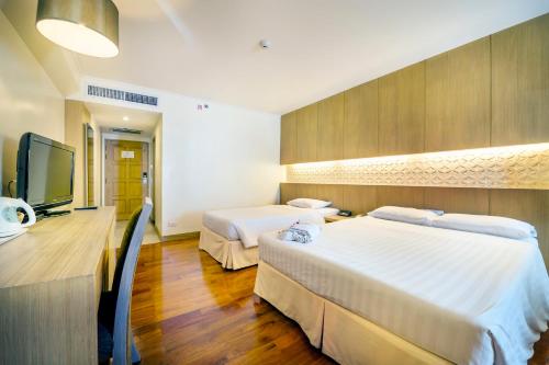 Giường trong phòng chung tại Jomtien Palm Beach Hotel and Resort - SHA Extra Plus