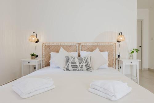 a bedroom with a white bed with white pillows at Solea Apartment In Mellieha By Homely! in Mellieħa
