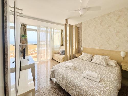 洛斯克里斯蒂亚诺斯Apartamentos Ohana - Edificio Tonillo的一间卧室，床上有两条白毛巾