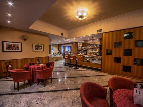 un restaurante con mesas y sillas y un bar en Hotel Valdarno, en Montevarchi