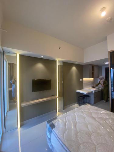 a large bedroom with a bed and a kitchen at Room house avenue BSD in Curug 3