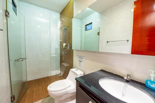 a bathroom with a toilet and a sink and a shower at Phirom3 pool villa pattaya in Jomtien Beach