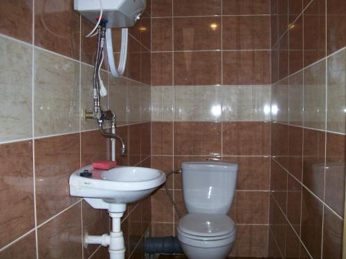 a bathroom with a toilet and a sink at Camping domki letniskowe in Warsaw