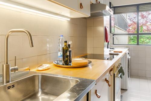 Kuchyň nebo kuchyňský kout v ubytování Old Porto-Foz Design flat near the Beach and Douro River