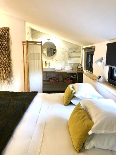 une chambre avec deux lits et un miroir dans l'établissement DOMAINE LES VINYES, à Pollestres