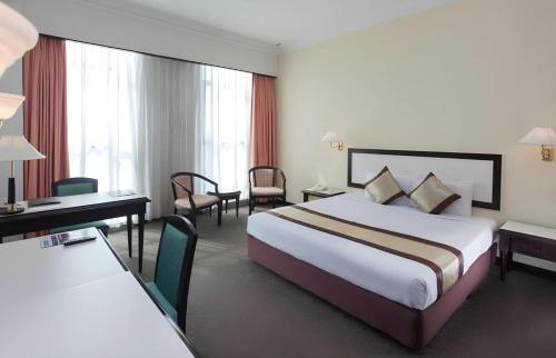 Postel nebo postele na pokoji v ubytování Summit Hotel Subang USJ