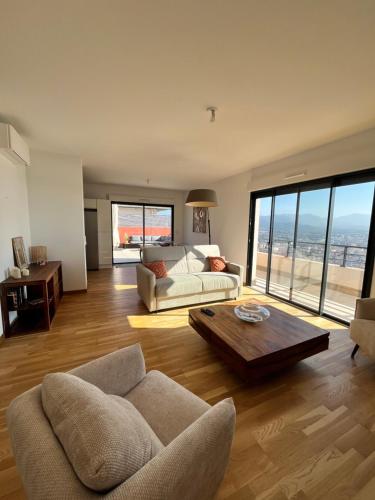 un salon avec un canapé et une table dans l'établissement Superbe T3 avec rooftop Vue mer et montagne Ajaccio, à Ajaccio