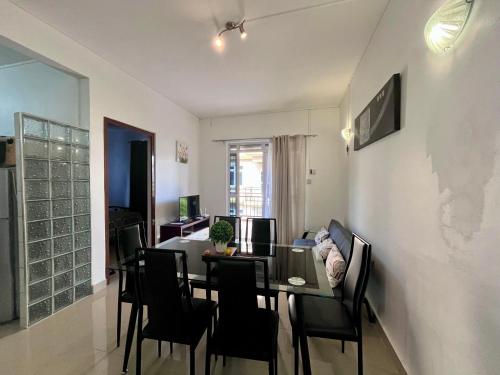 Televisyen dan/atau pusat hiburan di Pereybère 4-bed apartment