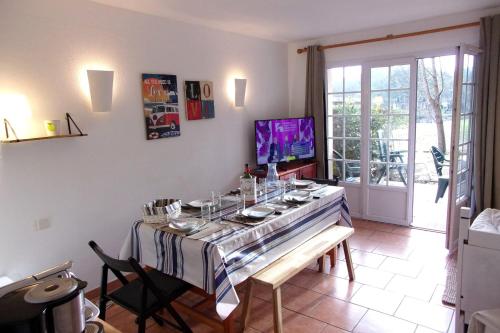 - une salle à manger avec une table et des verres dans l'établissement Very quiet house with shared swimming pool, à Moliets-et-Maa