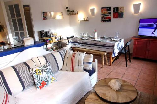 Χώρος καθιστικού στο Very quiet house with shared swimming pool
