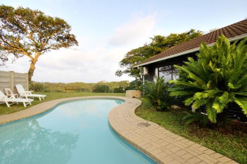 בריכת השחייה שנמצאת ב-St Lucia Ocean View Lodge או באזור