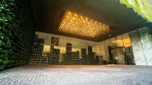 Η πρόσοψη ή η είσοδος του Senerity Sky Villas By Luminous Luxury Apartment