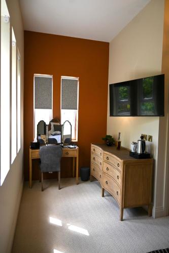 an office with a desk and a chair in a room at The Apple Inn in Lucker