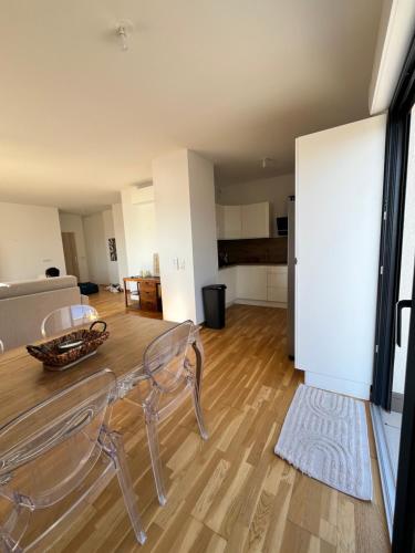 un salon avec deux chaises et une table dans l'établissement Superbe T3 avec rooftop Vue mer et montagne Ajaccio, à Ajaccio