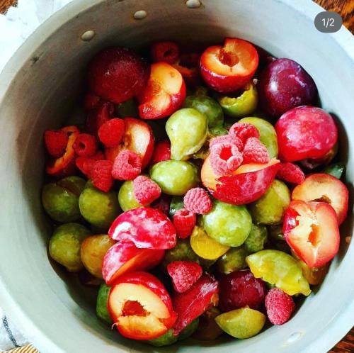 Le BusseauにあるLa Girardiereのイチゴとラズベリーのフルーツボウル