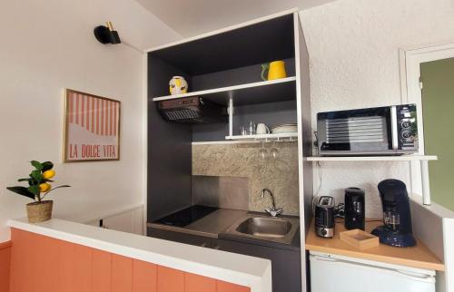 Η κουζίνα ή μικρή κουζίνα στο Le Studio 362 Proche Futuroscope et Arena 1 à 2 Pers