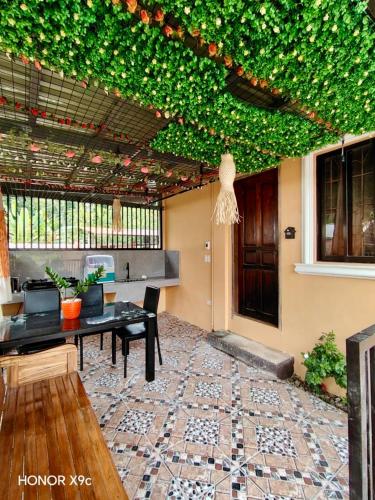 Χώρος καθιστικού στο Chateau La Princesa with cozy garden & bar