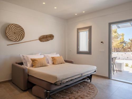 Ένα ή περισσότερα κρεβάτια σε δωμάτιο στο Paranthos Island Living