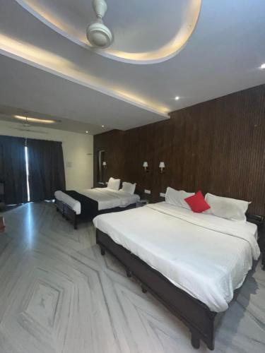 Cama o camas de una habitación en Times Rajmahal hotel - Shreenathji Nathdwara g66OgO1OO6