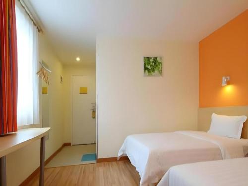 Ένα ή περισσότερα κρεβάτια σε δωμάτιο στο 7 Days Inn Guiyang Qingzhen Dongmenqiao Zhijiaocheng