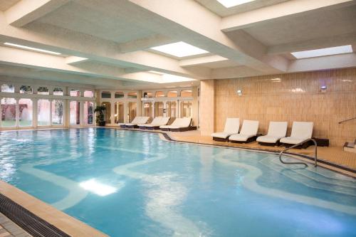 Piscina a Mercure Warwickshire Walton Hall Hotel & Spa o a prop