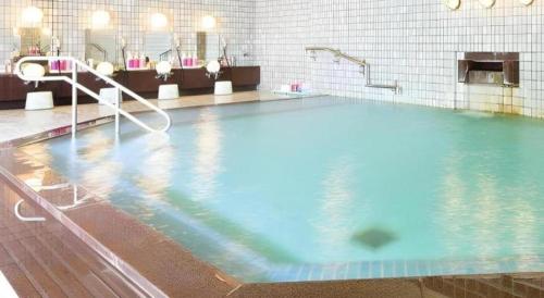 a large swimming pool in a building at Yuzawa New Otani in Yuzawa