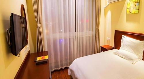Un ou plusieurs lits dans un hébergement de l'établissement GreenTree Inn Xuzhou High Speed Railway Zhangqian Square Business Hotel