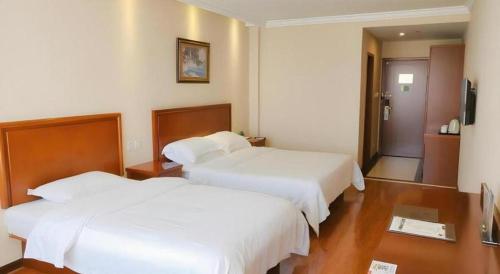Un ou plusieurs lits dans un hébergement de l'établissement GreenTree Inn Xuzhou High Speed Railway Zhangqian Square Business Hotel