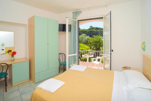 Un pat sau paturi într-o cameră la Hotel Park Victoria