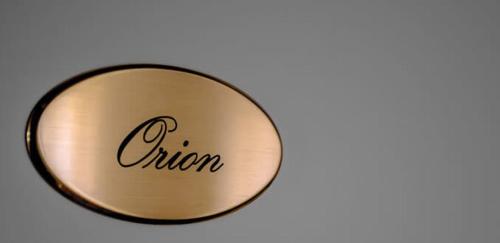 a gold circle with the word onion on it at Agriturismo Tenuta la Pergola in Bardolino