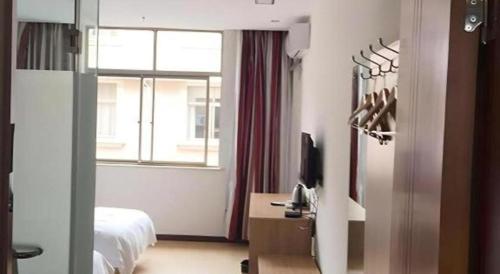 Μια τηλεόραση ή/και κέντρο ψυχαγωγίας στο Thank Inn Plus Hotel Beijing Tongzhou Materials College