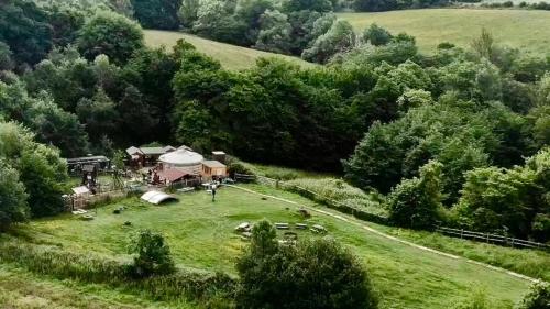 una vista aerea di un’azienda agricola con ovini in un campo di Tarly Pit a Cranbrook