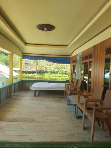 a room with a table and chairs and a window at Homestay Rammang Rammang in Baloci