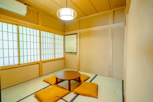 Un lugar para sentarse en 箱根 日影山 山の眺め bbq