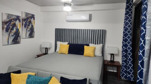Postel nebo postele na pokoji v ubytování Hodgson residents