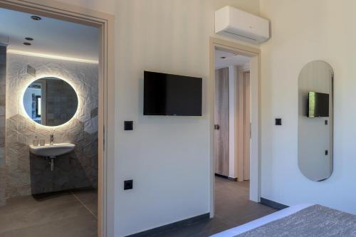 Μια τηλεόραση ή/και κέντρο ψυχαγωγίας στο Villa Rea - With Private Pool
