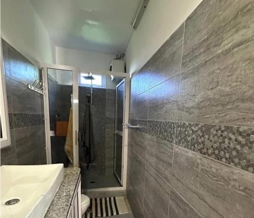 Bilik mandi di Pereybère 4-bed apartment