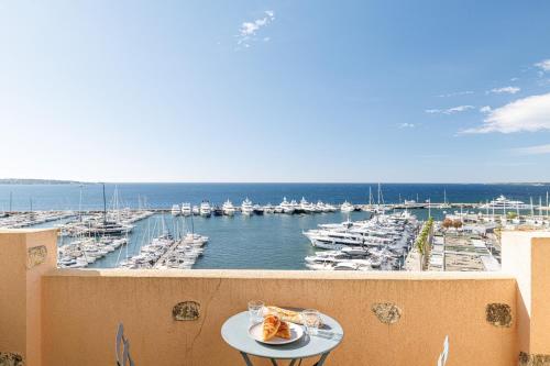 GRAND PALAIS - Beautiful top floor studio - Sea front with AC