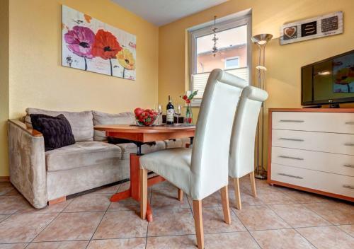 ein Wohnzimmer mit einem Tisch und einem Sofa in der Unterkunft Wohnung 4 Am Sportplatz Ückeritz in Ückeritz