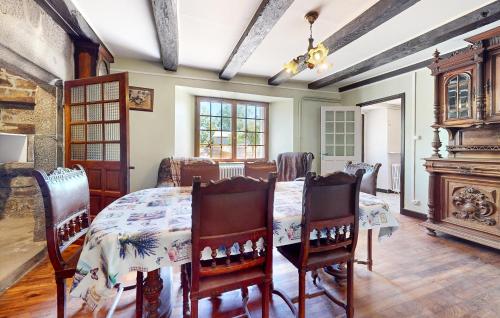 Posezení v ubytování Pet Friendly Home In Sarroux - Saint Julien