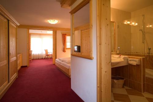Våningssäng eller våningssängar i ett rum på Hotel Alpenpanorama