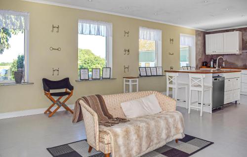 ein Wohnzimmer mit Couch und Küche in der Unterkunft Nice Apartment In Simrishamn With Wifi in Simrishamn