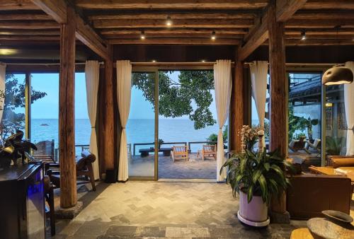 a living room with a view of the ocean at Yang Liping Xianguo'an Moon Palace Villa, Shuanglang, Dali in Dali Shuanglang