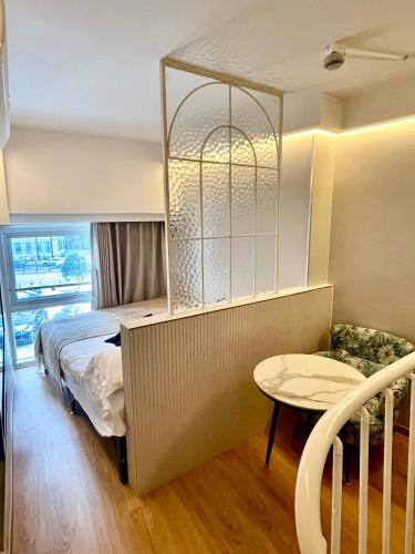 a bedroom with a bed and a table and a room at 上海璞逸酒店-豫园 新天地 老西门地铁站店 in Shanghai