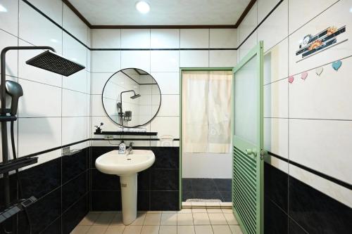 A bathroom at SKYPIEA Villa 空島五館-萬國 宜蘭包棟民宿l電動麻將l烤肉BBQl聚會