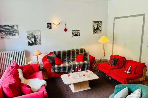 un salon avec des canapés rouges et une table dans l'établissement Magnificent duplex in a former Palace, à Chamonix-Mont-Blanc