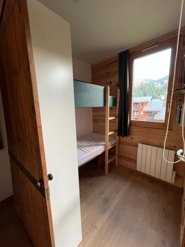 Appartement LA PLAGNE plein sud au pied des pistes, piscine et parking gratuits