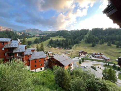 Appartement LA PLAGNE plein sud au pied des pistes, piscine et parking gratuits