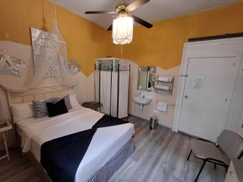 ein Schlafzimmer mit einem Bett und einem Waschbecken darin in der Unterkunft Hospedaje Botin in Santander