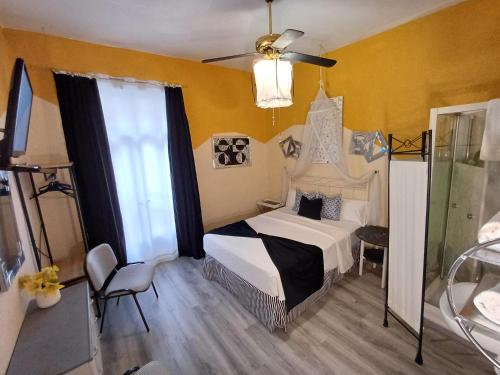 ein Schlafzimmer mit einem weißen Bett und einem Fenster in der Unterkunft Hospedaje Botin in Santander